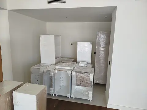 Bela tehnika i elementi dostavljeni u prazan stan