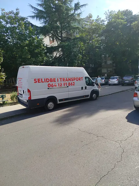 Kombi Selidbe ADV sa natpisom Selidbe i transport parkiran u Beogradu
