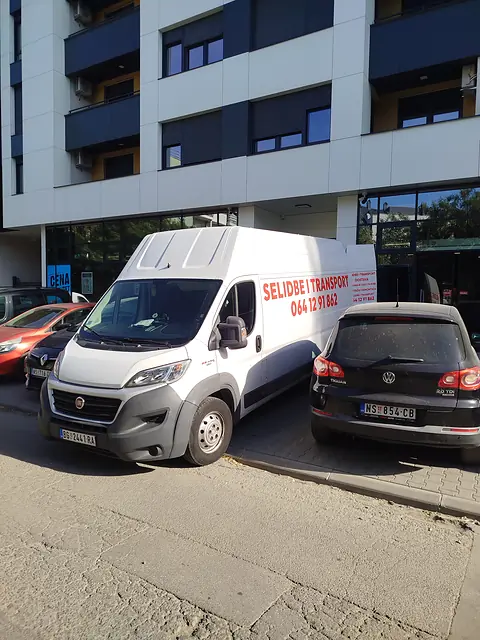 Kombi za selidbe ispred stambene zgrade u Beogradu