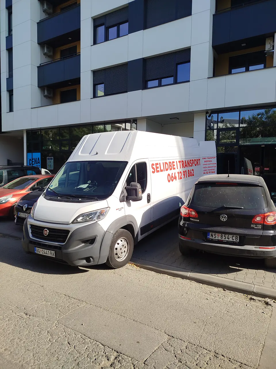 Kombi za selidbe ispred stambene zgrade u Beogradu