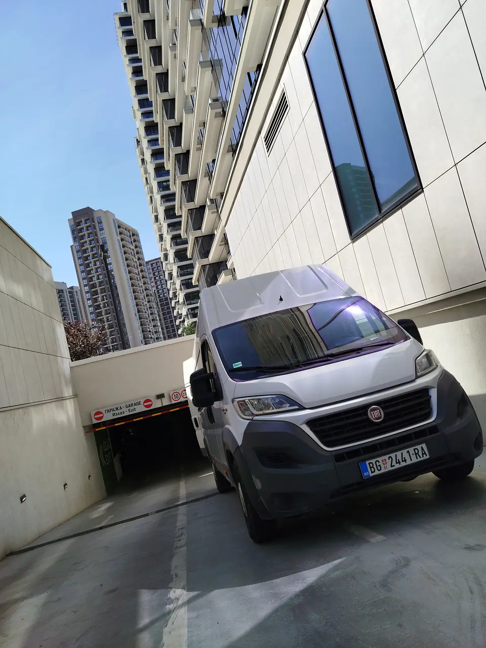 Kombi ulazi u podzemnu garažu stambenog kompleksa
