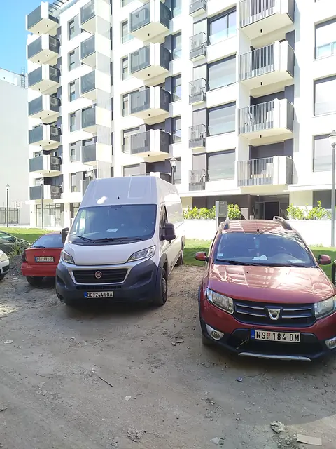 Kombi parkiran ispred novogradnje pre utovara