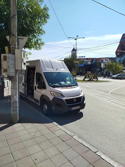 Kombi za transport na ulici u Beogradu