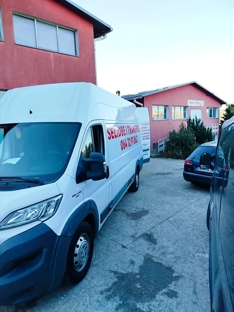 Kombi za selidbe u dvorištu pre polaska