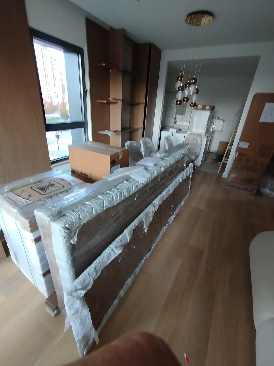 Nameštaj zaštićen strech folijom pre selidbe stana