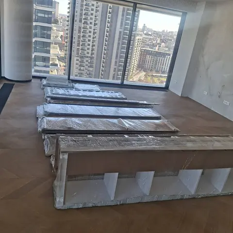 Upakovani paneli nameštaja u stanu sa pogledom na Beograd