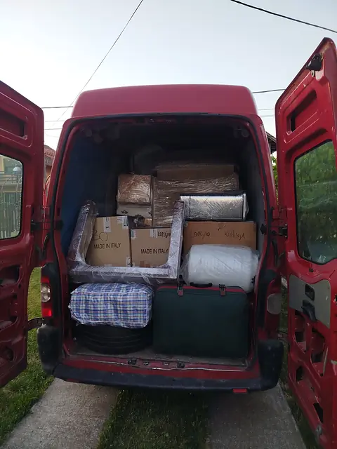 Pažljivo utovarene kutije i stvari u kombiju za selidbu