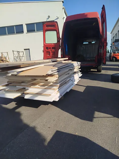 Utovar ravnih paketa nameštaja u kombi